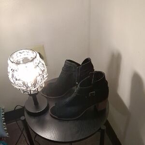 Women's Black Ankle Boots Suede. Vince Camuto Side Zipper,buckle Accent. Size 8